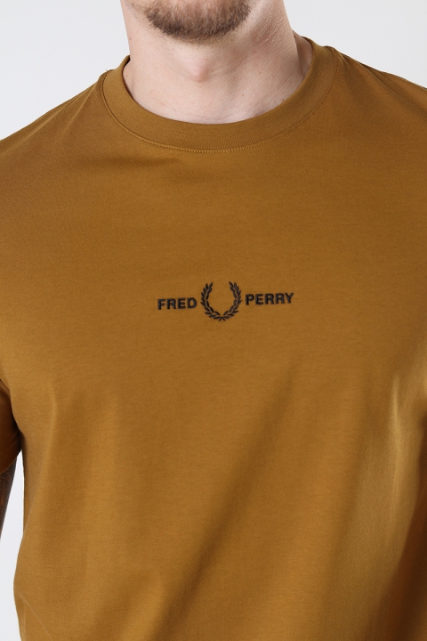 Fred Perry EMBROIDERED T-SHIRT 644 DARK CARAMEL