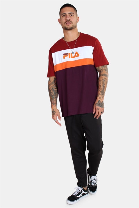 Fila Men Aaron SS T-skjorte Potent-Merlot-Bright-Wht-Harvest-Pumkin